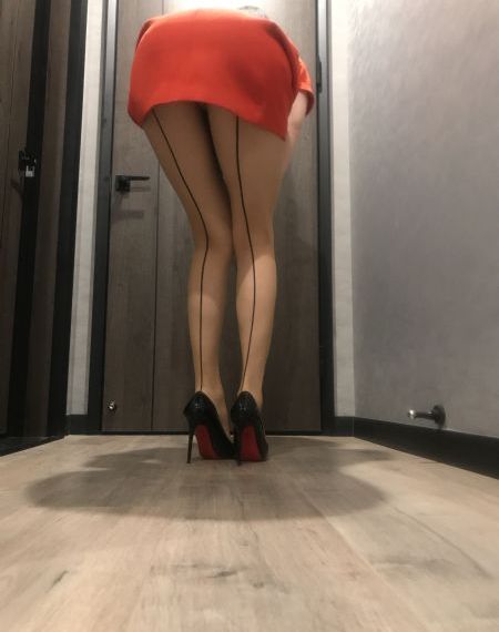 一边亲一边摸下奶免费