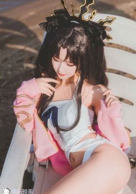 女警丰满的双乳