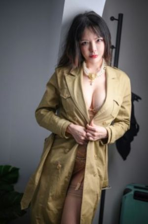 两个女人在有风景的海滩