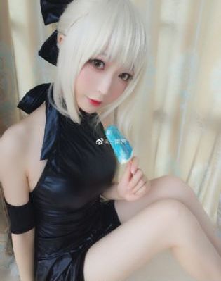 女警丰满的双乳